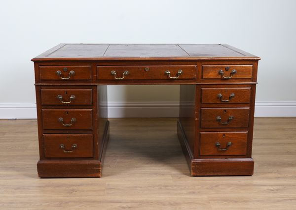 AN 18TH CENTURY STYLE MAHOGANY NINE DRAWER PEDESTAL DESK