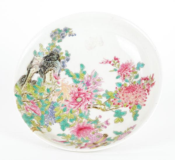 A CHINESE FAMILLE ROSE PLATE (2)