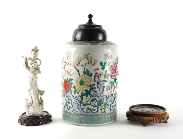 A LARGE CHINESE FAMILLE ROSE VASE