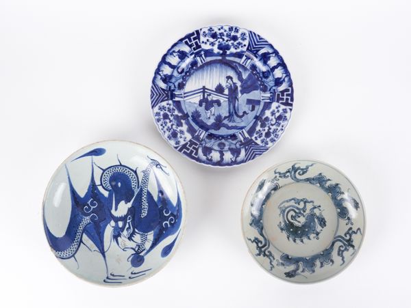 A CHINESE BLUE AND WHITE PLATE