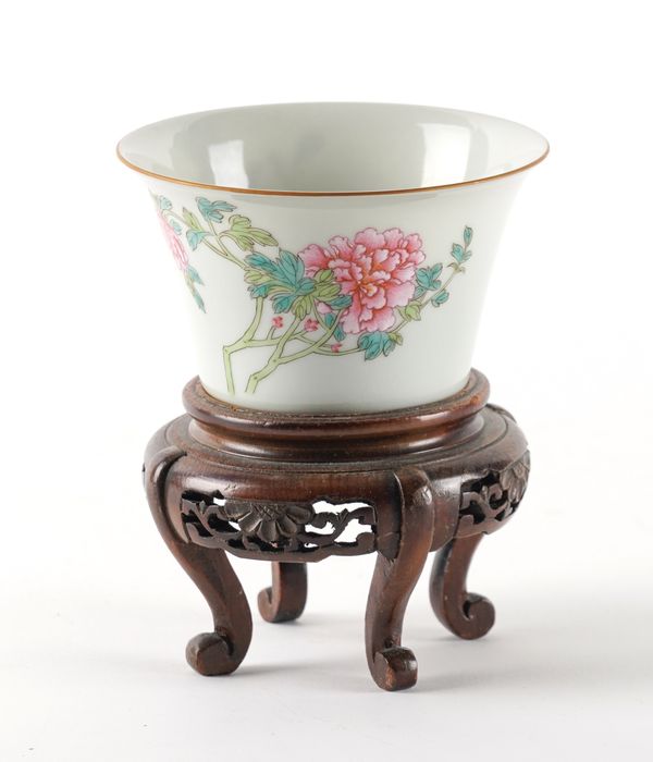 A SMALL CHINESE FAMILLE ROSE BOWL