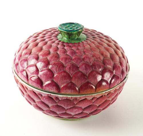 A CHINESE EXPORT CIRCULAR TUREEN AND COVER (2)