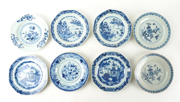 A GROUP OF EIGHT CHINESE EXPORT BLUE AND WHITE PLATES (8)