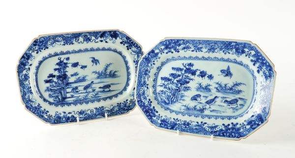 A PAIR OF SMALL CHINESE EXPORT BLUE AND WHITE CANTED RECTANGULAR DISHES (2)