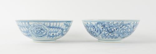 A PAIR OF CHINESE BLUE AND WHITE BOWLS (2)