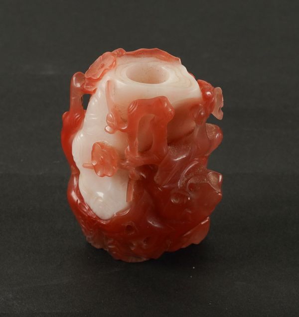 A CHINESE RED AND WHITE CARNELIAN AGATE SMALL VASE