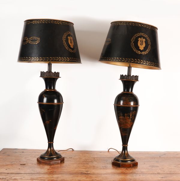 A PAIR OF REGENCY STYLE CHINOISERIE PARCEL-GILT  TOLE PEINTE TABLE LAMPS (2)