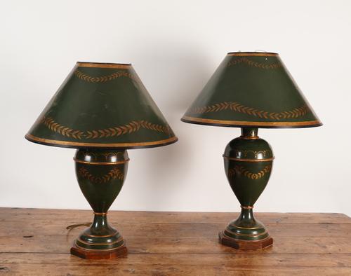 A PAIR OF REGENCY STYLE PARCEL-GILT AND GREEN JAPANNED TOLE TABLE LAMPS (2)