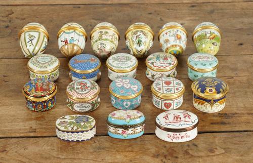 A COLLECTION OF MOSTLY HALCYON DAYS BOXES AND EGGS (19)