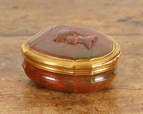 A CONTINENTAL GOLD-MOUNTED JASPER HARDSTONE SNUFF BOX