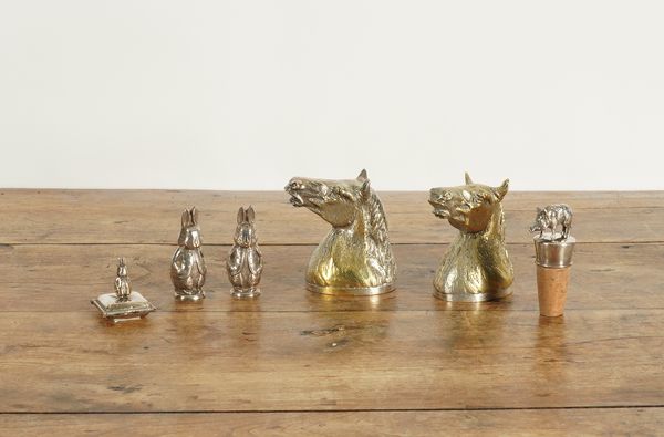 A PAIR OF SILVER-PLATED HORSES’ HEAD STIRRUP CUPS  (6)