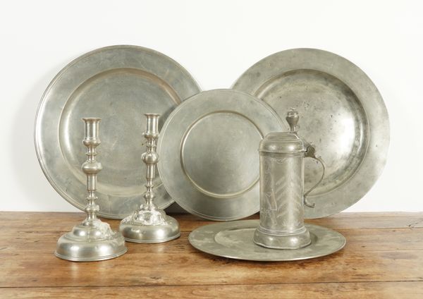 A COLLECTION OF PEWTER INCLUDING A TANKARD AND A PAIR OF CANDLESTICKS (7)