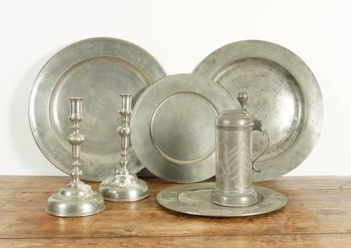 A COLLECTION OF PEWTER INCLUDING A TANKARD AND A PAIR OF CANDLESTICKS (7)