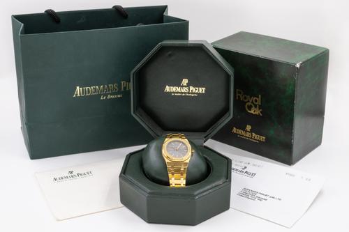 AN AUDEMARS PIGUET GOLD ROYAL OAK AUTOMATIC WATCH