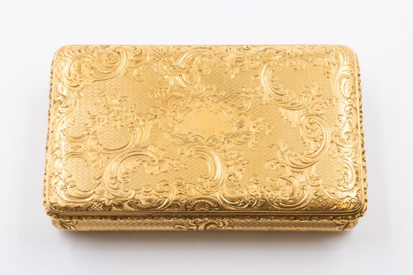 A 19TH CENTURY ORNATE GOLD SNUFF BOX