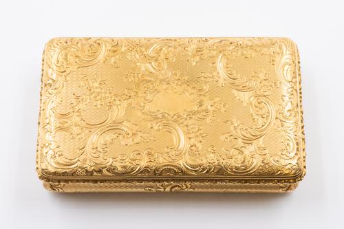 A 19TH CENTURY ORNATE GOLD SNUFF BOX