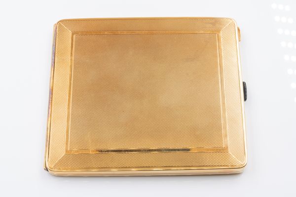 A GOLD RECTANGULAR CIGARETTE CASE