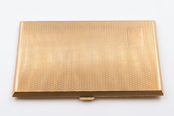 A GOLD RECTANGULAR CIGARETTE CASE