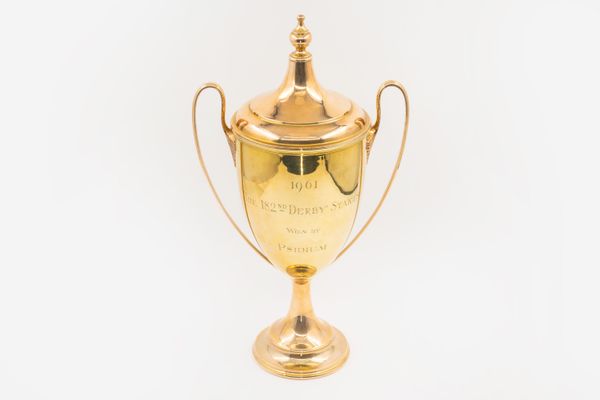 A 14CT GOLD 1961 DERBY STAKES TWIN HANDLED TROPHY CUP AND COVER