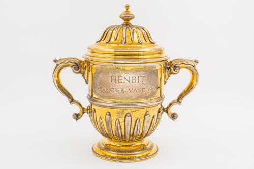 A SILVER GILT CHESTER VASE TWIN HANDLED TROPHY CUP AND COVER