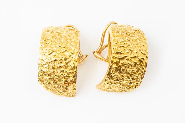 A PAIR OF TEXTURED GOLD EARRINGS