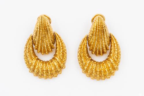VAN CLEEF AND ARPELS - A PAIR OF GOLD DROP EARRINGS