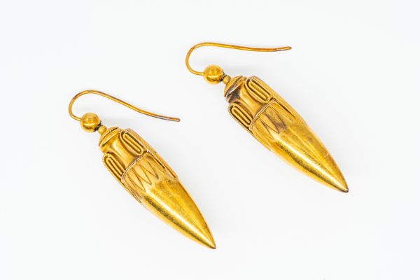 A PAIR OF GOLD DROP EARRINGS