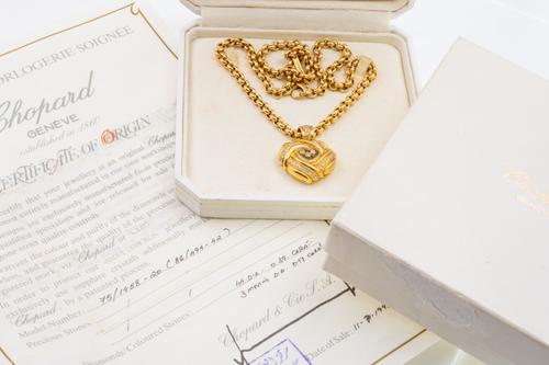 A CHOPARD 'HAPPY DIAMONDS' GOLD HEART PENDANT AND CHAIN