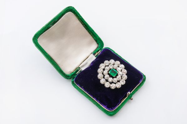 AN EARLY 20TH CENTURY EMERALD AND DIAMOND BROOCH