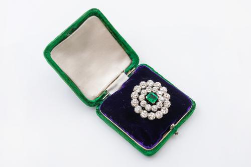AN EARLY 20TH CENTURY EMERALD AND DIAMOND BROOCH