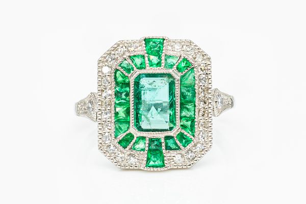 AN ART DECO STYLE DIAMOND AND EMERALD RING