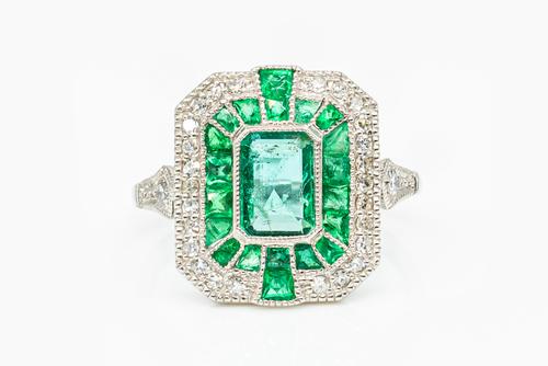 AN ART DECO STYLE DIAMOND AND EMERALD RING