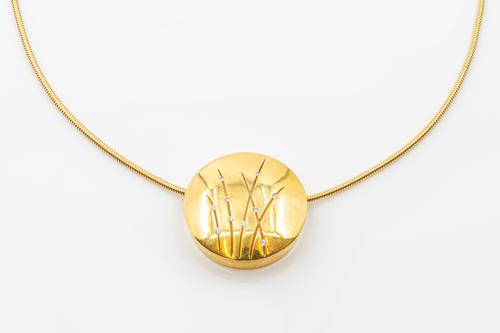 A MODERN DIAMOND SET GOLD PENDANT