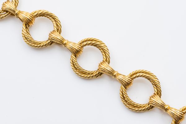 A HEAVY 18CT GOLD BRACELET