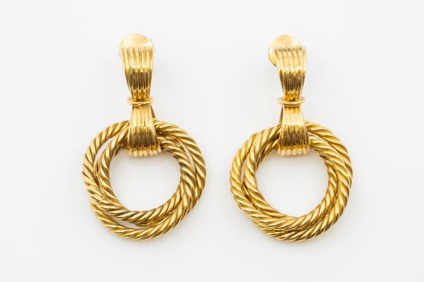 A PAIR OF 18CT GOLD DROP EARRINGS