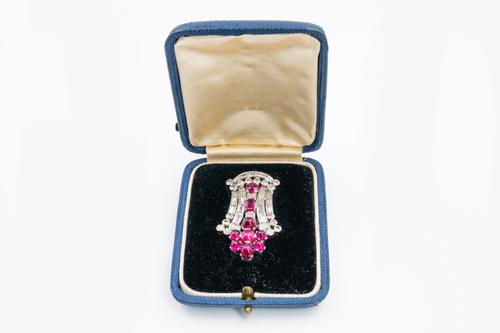 AN ART DECO RUBY AND DIAMOND CLIP