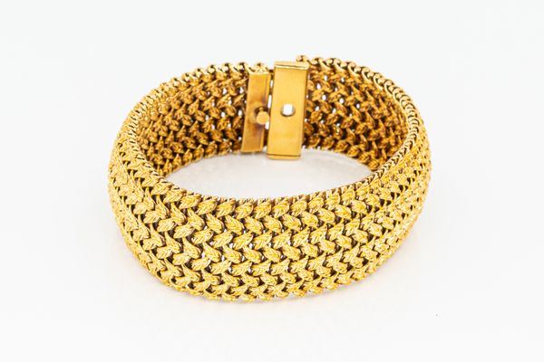 A FRENCH HEAVY 18CT GOLD BRACELET