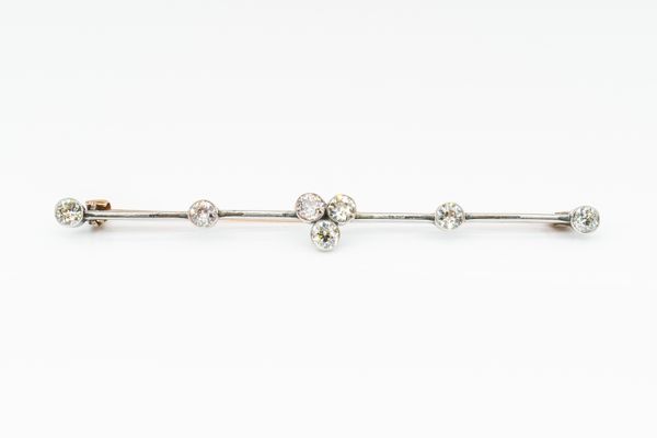 A EARLY 20TH CENTURY DIAMOND BAR BROOCH