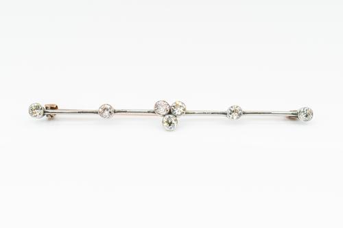 A EARLY 20TH CENTURY DIAMOND BAR BROOCH