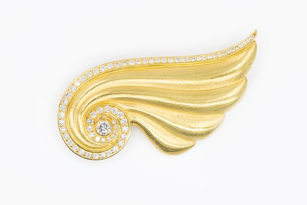 A DIAMOND AND GOLD SPRAY BROOCH