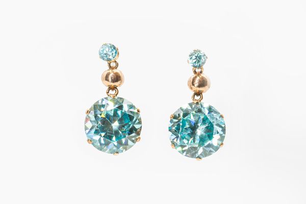 A PAIR OF ZIRCON DROP EARRINGS