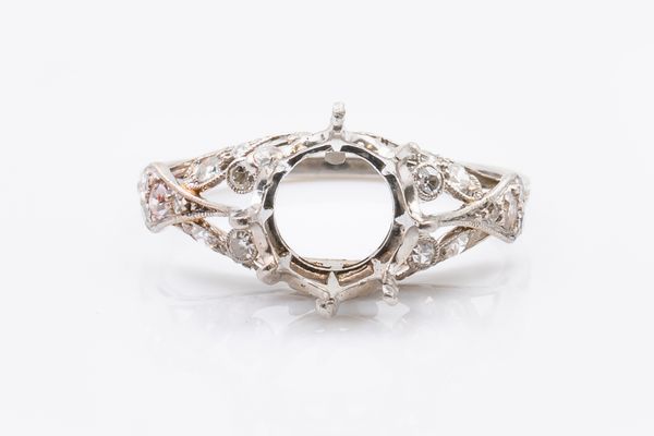 AN EARLY 20TH CENTURY DIAMOND SET RING MOUNT