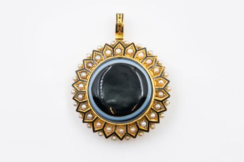 A VICTORIAN MOURNING PENDANT