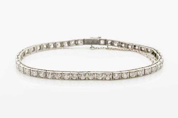 A 2.80 CARAT DIAMOND TENNIS BRACELET