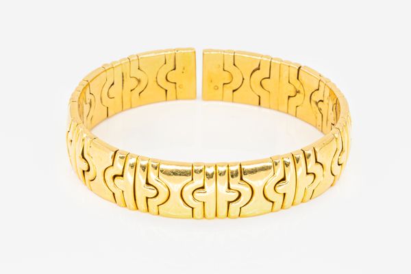 A VINTAGE GOLD BANGLE