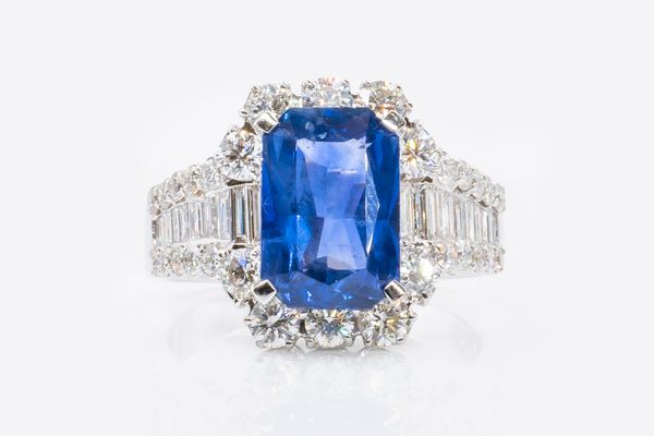 A SAPPHIRE AND DIAMOND DRESS RING