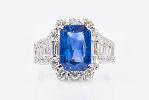 A SAPPHIRE AND DIAMOND DRESS RING