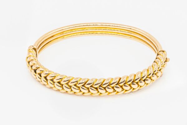 AN EARLY 20TH C GOLD BANGLE