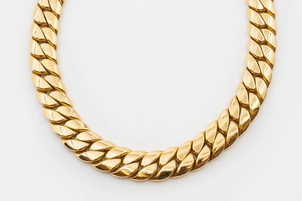 AN 18CT GOLD COLLAR NECKLACE