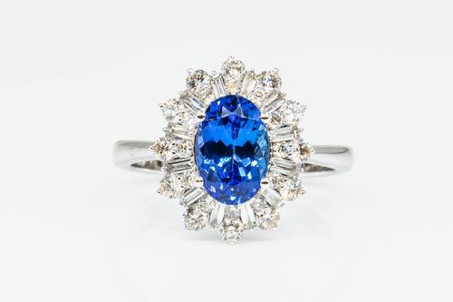 A TANZANITE AND DIAMOND CLUSTER RING